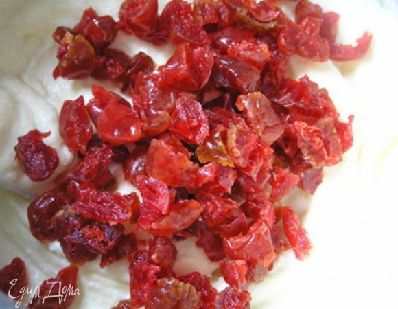 Вишню промыть, обсушить, нарезать на кусочки, добавить в творожную массу.
