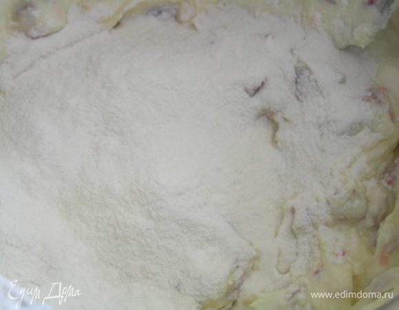 Затем добавить муку, хорошо вымесить.