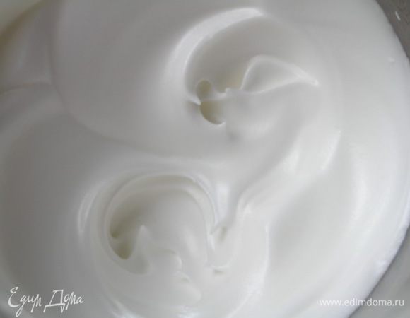 Белки взбить с оставшейся сахарной пудрой (50 г) до устойчивых пик.

