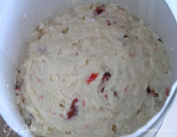 Получившееся тесто выложить в форму для кекса (дно и бока застелить бумагой для выпечки), или распределить тесто по маленьким формочкам, примерно до середины объема форм.
