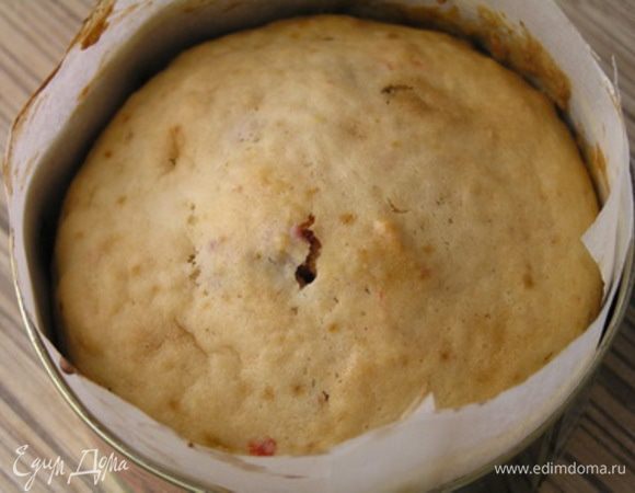 Выпекать при 180*С около часа (маленькие кексики пекутся быстрее, около 40 минут). Проверить готовность деревянной шпажкой, она должна быть сухой.
