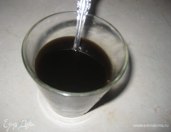 Делаем пропитку: для этого завариваем крепкий кофе, добавляем сахар и коньяк (вино). Пропитываем бисквит.