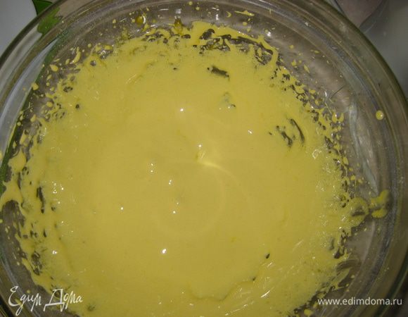 Делаем крем: желтки отделяем от белков. Желтки взбиваем с 50 гр сахарной пудры до посветления.