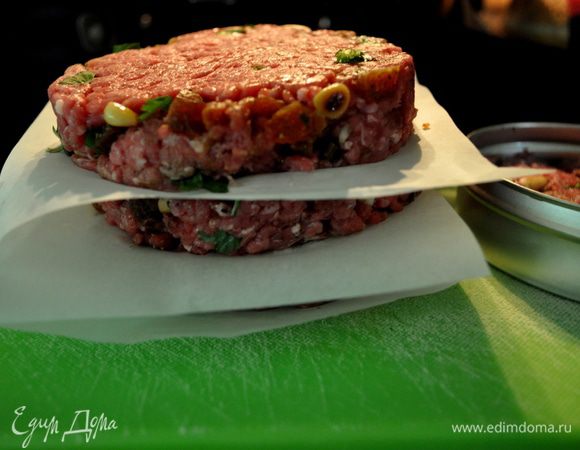 Возьмем бумагу пергаментную для выпечки и вырежим 4 квадрата под размер бургера,выкладываем на каждый квадрат сформированный бургер.Готовые бургеры поставим в морозильник на час.