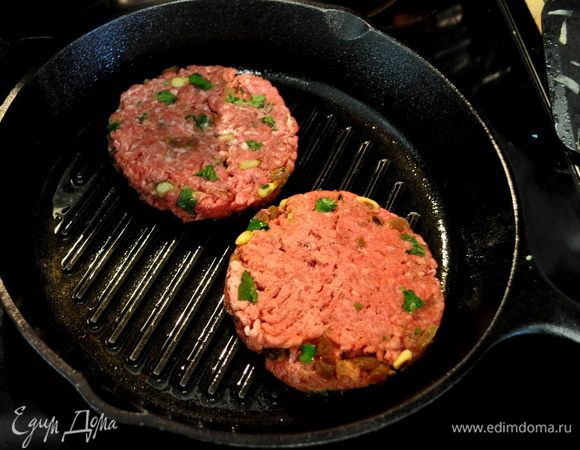 Готовить можно на гриле или грилевой сковороде.Предварительно смажем олив. маслом.Жарим до готовности с обеих сторон, осторожно переворачиваем.