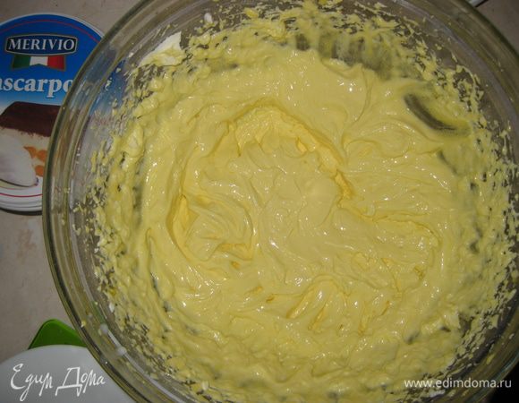 Добавляем маскарпоне и еще немного взбиваем.