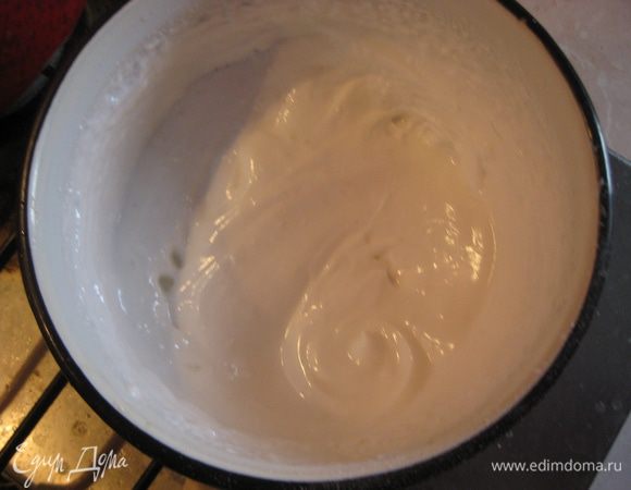 Белки взбиваем в пену, добавляем оставшуюся сахарную пудру и взбиваем до крутых пиков.