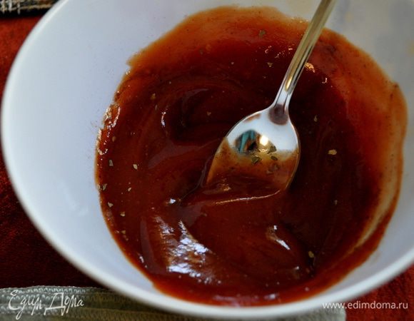 Приготовим марокканский кетчуп.
В небольшой плошке смешаем кетчуп, тмин,корицу,черный перец,кориандер.