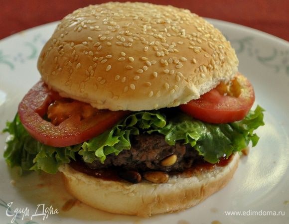 Распределяем:основа булочка ниж.часть,кетчуп,бургер,салат,помидоры,верх.часть булки.