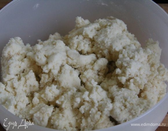 Замесить тесто. Тесто лучше замешивать из холодных ингредиентов, то есть холодными должны быть творог  и сливочное масло. Сливочное масло, творог и муку порубить до однородной массы. Идеально, если есть возможность все вместе порубить в комбайне. Добавить щепотку соли. Если готовите из соленого творожного сыра, то подсаливать не нужно. По вкусу добавить сахар. Перемешать. Погасить соду и добавить в тесто. Перемешать. Тесто должно быть рассыпчатым. Если готовите из творожного сыра, то тесто будет кашеобразным. Поставить тесто в холодильник на 10-24 часов.