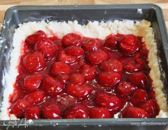 Сверху выложить начинку и разровнять. 