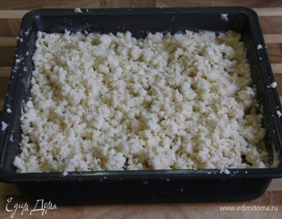 Оставшееся тесто порубить ножом в крошку. Равномерно ложкой или руками посыпать сверху. Делать это нужно быстро, пока тесто не нагрелось. Иначе оно станет липким.