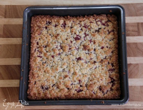 Поставить в духовку на 40 минут. Сверху тесто должно стать светло-коричневого цвета. Пирог остудить. 