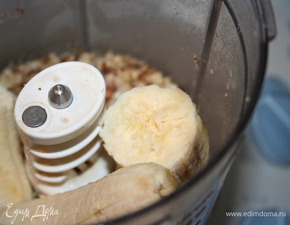 Орешки измельчаем в блендере. Добавляем банан