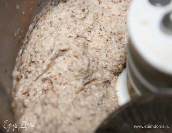 Перемалываем орешки с бананом до консистенции густой пасты. Если банан очень крупный, добавьте орешков, масса должна держать форму. 