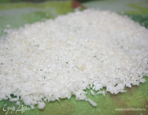 Высыпать кокосовую стружку на поверхность. Скатать орехово-банановую массу в крупные шарики, обвалять в кокосовой стружке.
Вот и вся магия для приятной диеты :)
Если недостаточно сладко, добавьте ложку меда в ореховую массу.
Приятного аппетита!:)