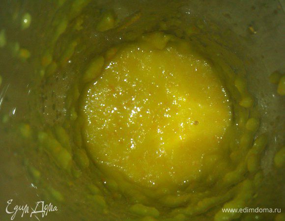 Апельсин с сахаром целиком перетереть блендером, добавить корицу, перемешать.

Орехи измельчить.