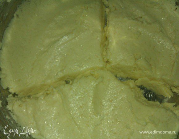 Масло порезать кубиками. Дать постоять при комнатной температуре около 40 – 50 мин, взбить до состояния крема с щепоткой соли.Продолжая взбивать добавить яйца.
Довести массу до однородного состояния.
Затем добавить сахарную пудру и перемешать.
Разделить массу на три части.
