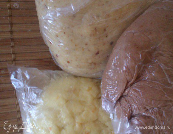 В апельсиновую массу муки идет больше, чем в ореховую.
Добавить муку: 
Апельсиновая примерно 1.5 стакана
Ореховая – чуть меньше стакана
В массу с какао стакан.

Каждый вид теста упаковать в пленку или пакет и убрать в холод на часок.
