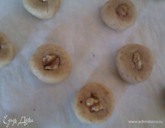 Духовку разогреть до 190 гр

Тесто по очереди доставать из холодильника, раскатывать и формировать.
Выпекать 10-12 мин. Апельсиновое 12-14 мин.
Не пересушить, а то тоже придется делать «картошку»  )))))
