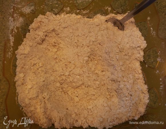 Духовку включаем на 180 градусов.
Все сухие ингредиенты перемешиваем в миске.