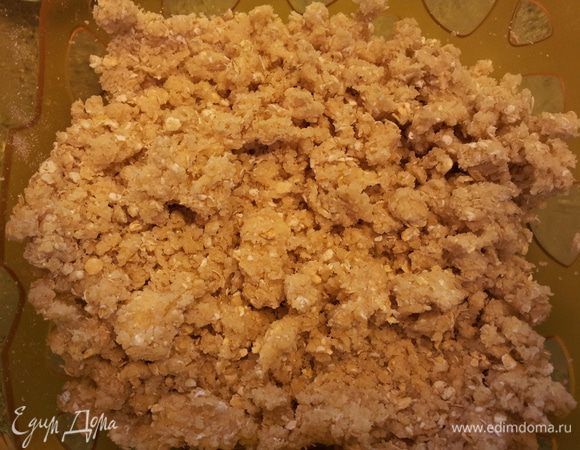 Режем масло на кубики и добавлем в нашу смесь. Руками растираем в крошку.