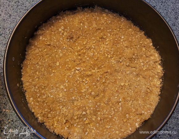 В форму смазанную маслом утрамбовываем  чуть больше половины  теста, немного оставляем на посыпку.