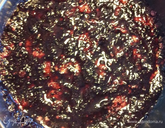 Сверху смазываем черникой