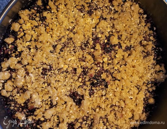 На чернику крошим оставшееся тесто и ставим в духовку на 30 минут.