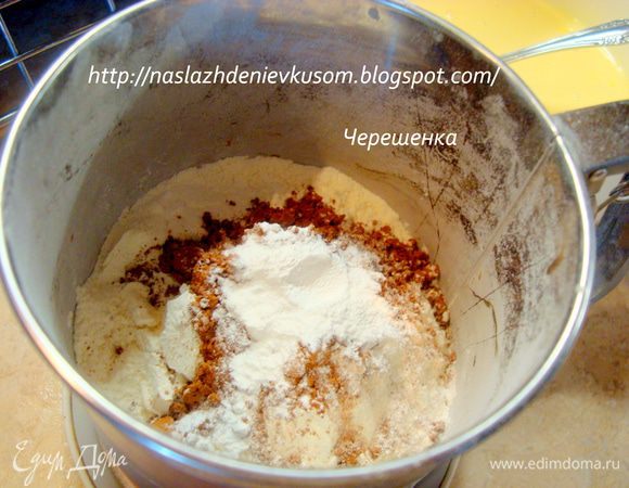 Муку просеять вместе с разрыхлителем и какао-порошком… 