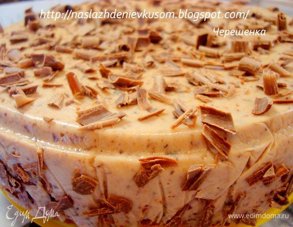 После этого необходимо пальчиками немного надавить на бисквит так, чтобы нижний слой суфле по бокам поднялся практически до верха (для этого мы и брали первый слой больше, чем последующий)… Когда он застынет, то суфле у нас получится и сверху и по бокам… Теперь накрываем концами оставшейся пленки наш торт, ставим сверху тарелочку и в холодильник на 4-5 часов… Затем концы пленки развернуть, торт перевернуть на тарелочку, снять сначала форму, а затем и пленку… Украсить по желанию, я острым ножом снимала стружку с боков шоколадки… В обед тортик я поставила в холодильник, а вечером уже кормила мальчишек вот этой красотой… 