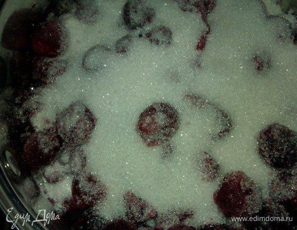 Готовим начинку:
Так как у меня ананас был свежемороженый и вишня тоже, я в первую очередь занялась ими.
Привожу пример того, как делала я, варианты с начинками по вашему вкусу.

Вишню засыпать сахаром. Дать постоять минут 15-20
