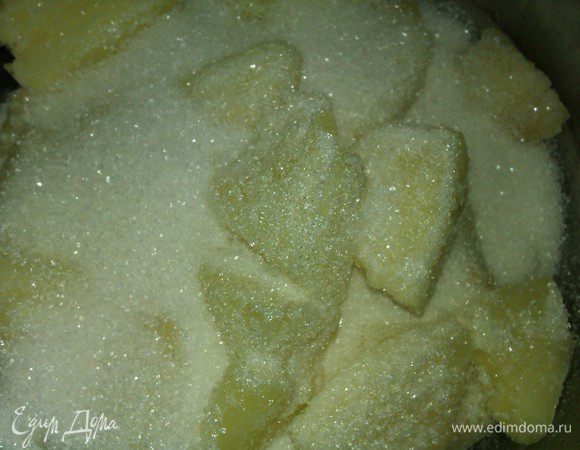 Ананас ( в моем случае свежемороженый кислый)  тоже засыпать сахаром и тоже дать постоять минут 15-20.