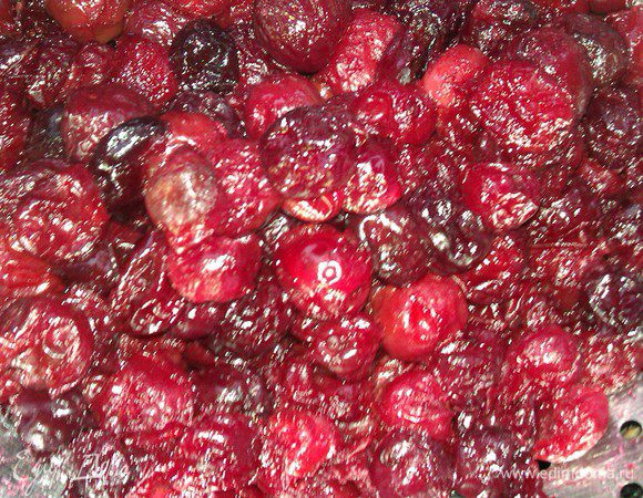 Варим и то и другое. Вишню около 25 минут. В ананас добавить воды ( около стакана) и уварить до мягкости – минут 35 на медленном огне.
Откинуть в дуршлаг  или сито и то и другое. Дать стечь. 2-3 ложки сиропов  понадобятся для пропитки нижнего коржа. Оставшуюся  часть я разбавила водой, прокипятила и получила отличный напиток !!
