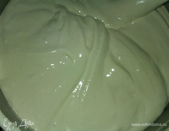 Яйца  с сахаром взбивать на средней скорости минуты 2, затем увеличить скорость и взбивать еще минут 8-10. До увеличения массы почти втрое.
Муку просеять и ввести порциями в яйца, аккуратно перемешивать  лопаткой или ложкой.


В разъемную форму (смазать при необходимости или застелить бумагой) вылить 2/3 часть теста и выпекать в духовке около 15 минут.
Дать остыть. Разрезать на два коржа.  (хорошо режется и длинным тонким ножом и нитью)