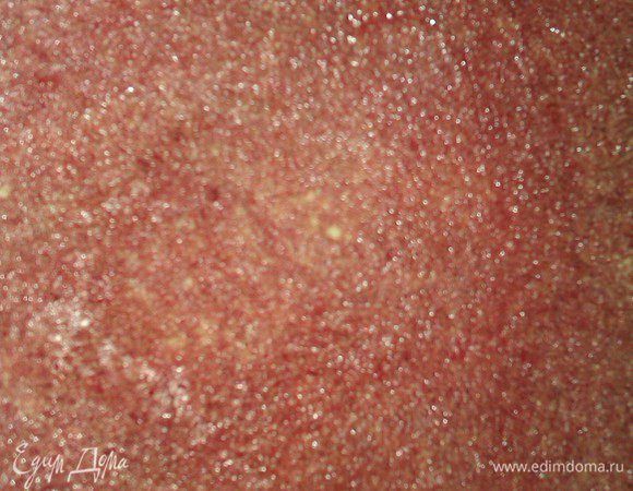 В оставшееся тесто добавить какао и перемешать. Испечь коричневый корж, как и предыдущий.
Выпекается около 10 мин.


Таким образом, у нас получается 2 белых и один коричневый корж.


1-й корж слегка пропитать сиропом. Я взяла по 1.5 ложки ананасового и вишневого.
Дать постоять 15 минут.
