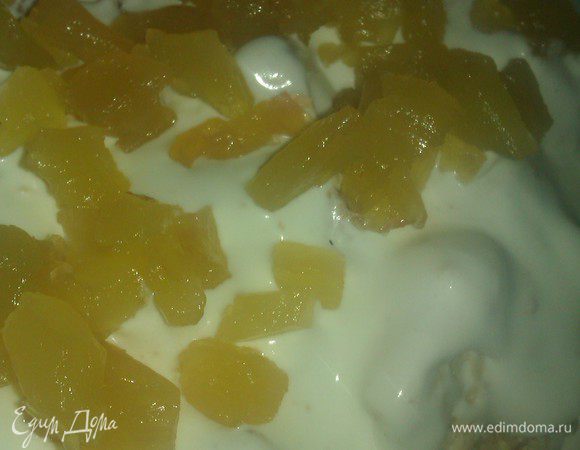 Собираем торт:

Очередность по вашему желанию.
У меня так:
На основу торта ( пропитанный корж) выложить часть ананасов, затем вишню, присыпать орешками.  Далее каждый кусочек бисквита (вперемешку черные кубики с белыми) хорошо обмакнуть  в сметану, выложить на орешки. И так далее. Собрать горкой, пока все ингредиенты не закончатся.

Готовый торт убрать в холод .
