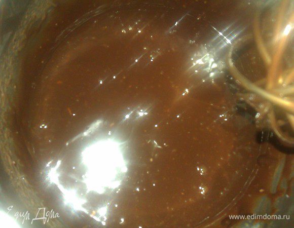 Готовим глазурь:

Шоколад поломать, залить молоком. Поставить на огонь. Помешивать. И как только шоколад растопится в молоке, добавить сметану и 1 ч л масла слив по желанию. Быстро перемешать, подержать еще на огне , постоянно помешивая. не дать закипеть и пригореть. 
Остудить.
Украсить торт еще теплой, но не горячей глазурью.