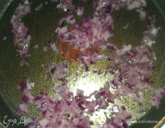 Свеклу, картофель, морковь и яйца сварить до готовности.
Остудить, очистить. Всё натереть на терке. Желтки отдельно от белков. 
Яблоко очистить, потереть, смешать с тертой морковкой.

Селедку порезать небольшими кубиками.
Лук нашинковать и залить кипятком на 2-3 минуты  или на сковороде с маленьким количеством воды подержать до испарения воды.

