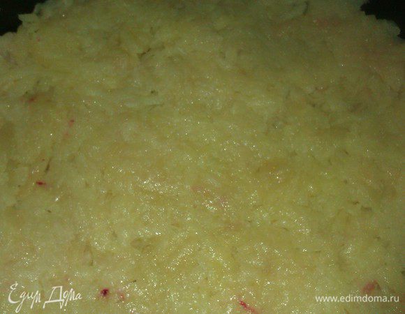 Собираем «шубу»
Можно горкой, можно в разъемную форму. В этот раз я решила сделать в форме, чтобы было тортиком!

Выложить первый слой из картофеля. Примять Смазать слегка  маслом, в котором «плавала» селедка. 
