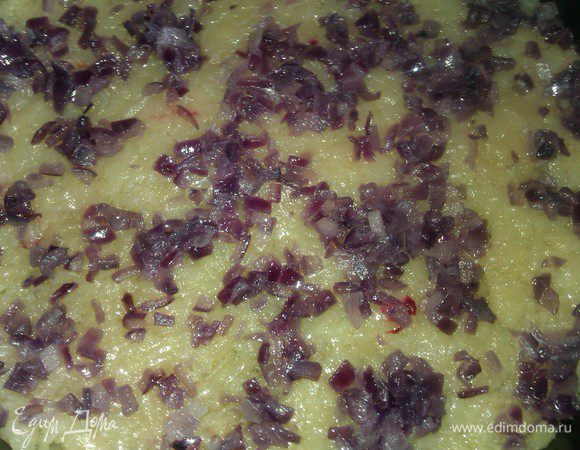 На картошку выложить лук, распределить по поверхности.