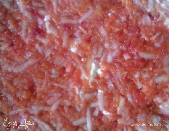 Далее селедочка.
Утрамбовать.

Далее белки.
Майонез.

Морковка с яблочком.
Утрамбовать слегка.
