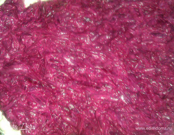 При необходимости отжать тертую свеклу. Смешать с майонезом и выложить в качестве завершения. 