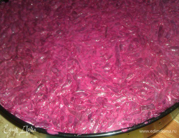 Если делать горкой, то обмазать и верх и бока. В моем варианте просто верхний слой.

Убрать в холод на ночь. 
