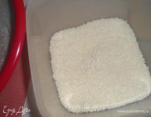 Творог протереть через сито.