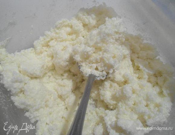 Перетереть сливочное масло с творогом и сахаром до однородности.Добавить молоко или сливки.Перемешать.