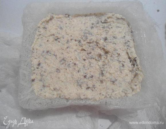 Форму(у меня пластиковый контейнер с несколькими дырочками)выстелить марлей в 2 слоя,выложить творожную массу,разровнять,накрыть концами марли,сверху я поставила ещё 1 контейнер,а в него груз.Поставить в холодильник на ночь.Сверху украсить по вашему желанию,я порезала мелко шоколад.