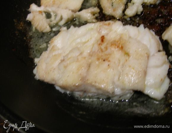 Рыбу нарезаем средними кусочками. В сковороде растапливаем сливочное масло с добавлением 4х специй и обжариваем на нем нашу рыбку до золотистого цвета по несколько минут с каждой стороны, солим, перчим по вкусу.
