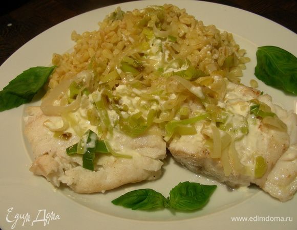 Подача рекомендуется следующая: выкладываем в тарелки лук-порей, затем нашу рыбку, немного поливаем соусом и украшаем красной икрой. Гарнир на Ваше усмотрение, у меня - булгур. Приятного аппетита))
