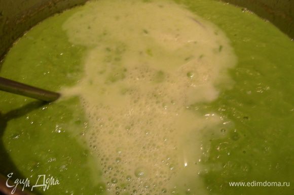 Превращаем суп в пюре, при желании добавляем немного молока или сливок.